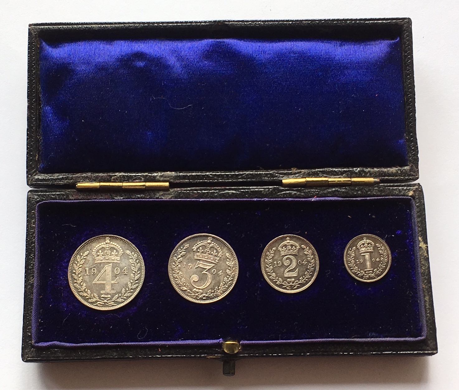 1904 Maundy Set Case Open